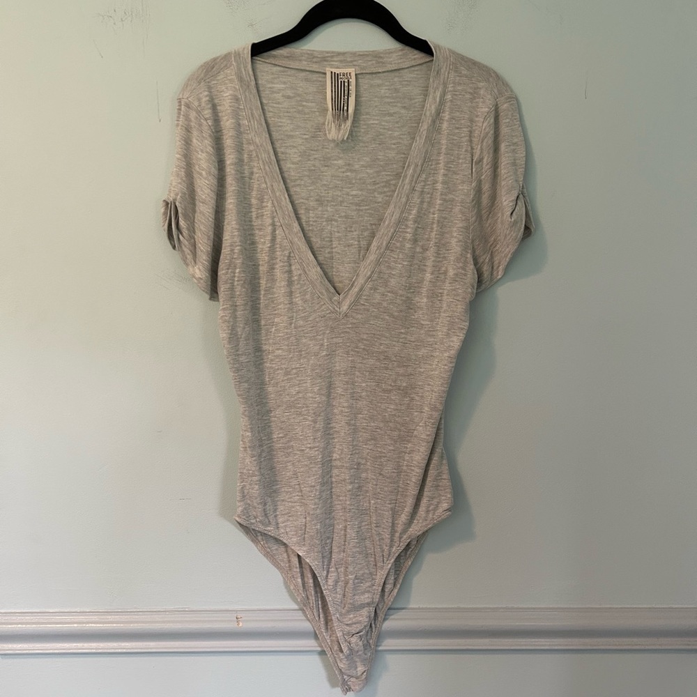 Free People Gray Short Sleeve V-Neck Bodysuit Size Medium